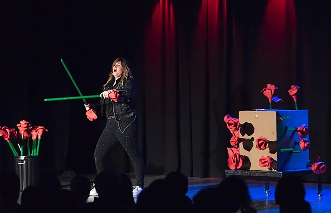 Un moment de l'espectacle “Fasciné” de la Maga Melanie.