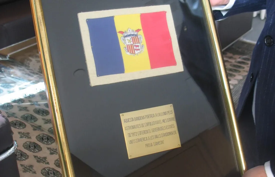 El síndic sosté la tricolor que va pujar a la Lluna (i en va tornar) a l'última missió Apol·lo.