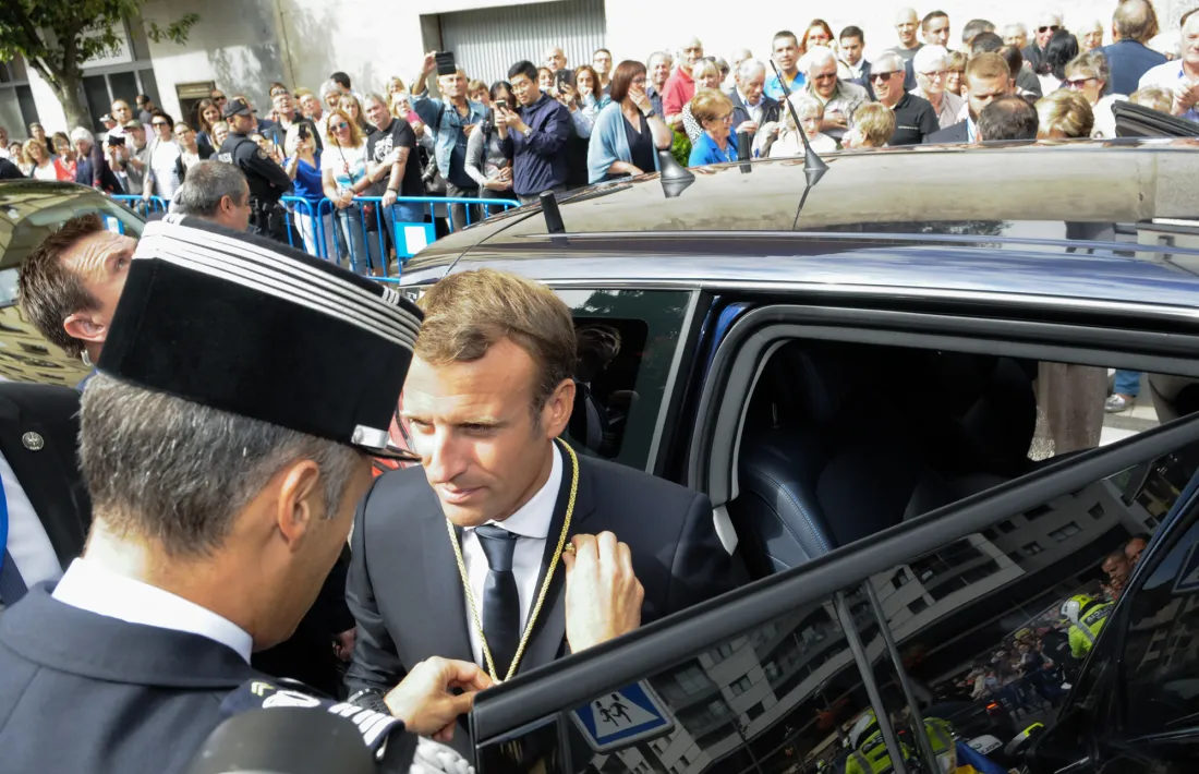 Macron arribant amb cotxe a una de les parròquies en la seva visita del 2019.