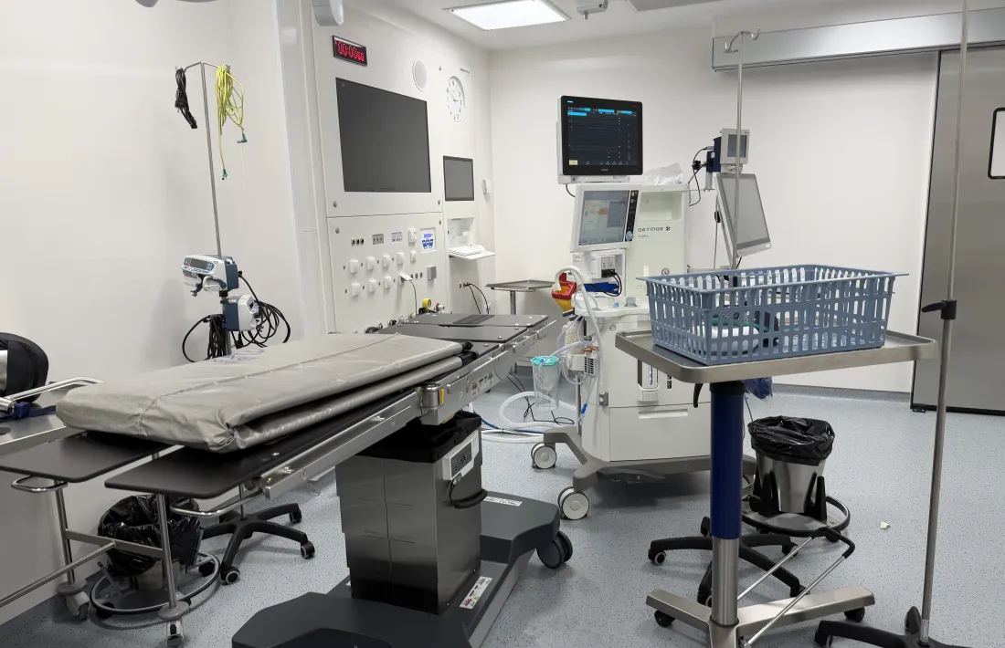 El nou quiròfan posat en funcionament a l'hospital.