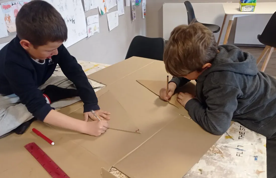 Dos infants durant les activitats de les vacances escolars de Pasqua.