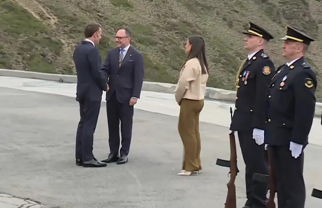 El cap de Govern dona la benvinguda al copríncep Macron, en presència de la cònsol d'Encamp, Laura Mas.