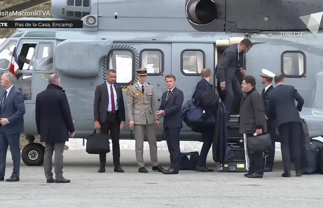 El copríncep Emmanuel Macron just després de baixar de l'helicòpter que l'ha portat al Pas de la Casa.