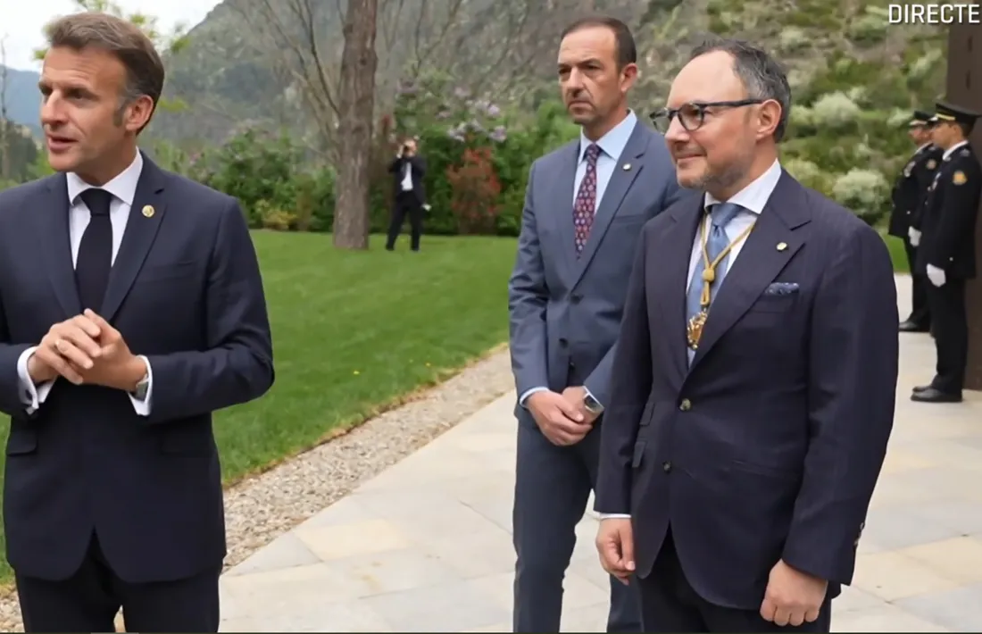 Macron amb Espot i el titular de Turisme i Comerç, Jordi Torres, on el copríncep ha trencat ja el protocol previst i ha atès els m,itjans de comunicació francesos.