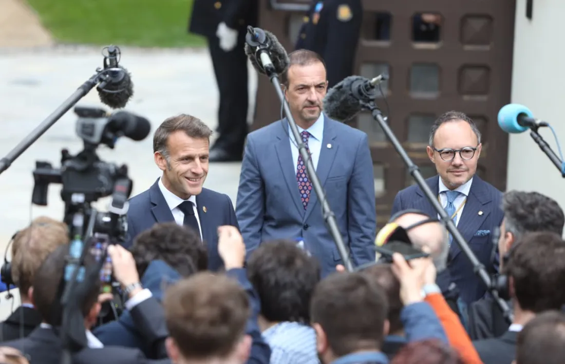 El copríncep francès, atenent els mitjans de comunicació a l'entrada de Ràdio Andorra.