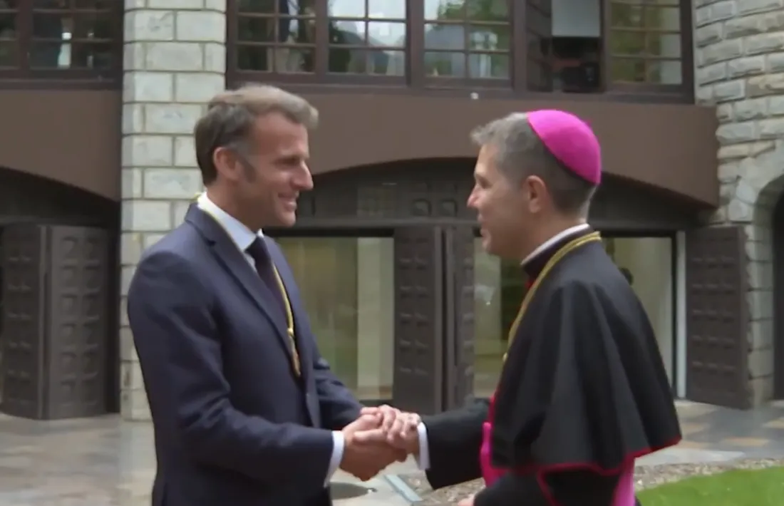 Saltuació entre els dos coprínceps a l'exterior de Ràdio Andorra.