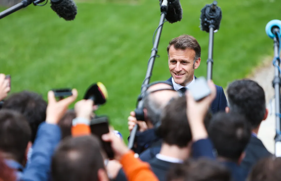 Emmanuel Macron responent als mitjans de comunicació a l'exterior de Ràdio Andorra.