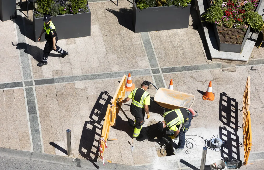 Operaris arreglant una voravia.