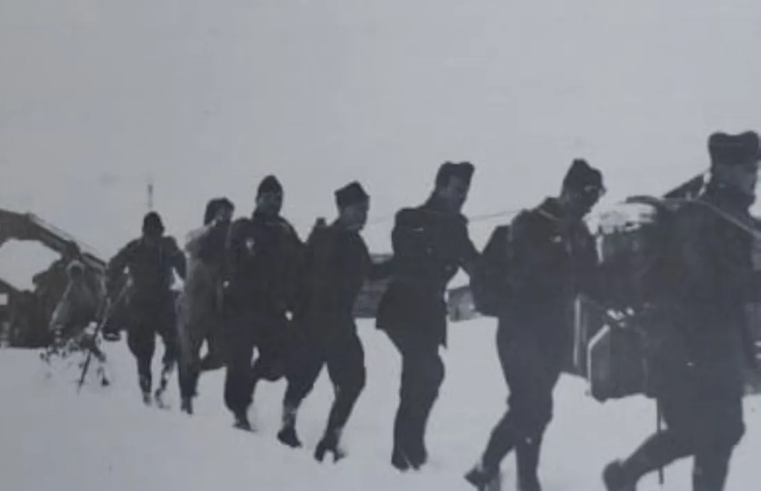 La cordada que el 20 de gener del 1950 va conduir el trineu amb el cos de Maragarida Morató fins al refugi d'Envalira, on el va recollir un cotxe fins a la capital.