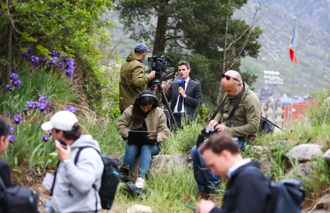 Premsa diversa a les afores de Ràdio Andorra esperant l'arribada del copríncep.