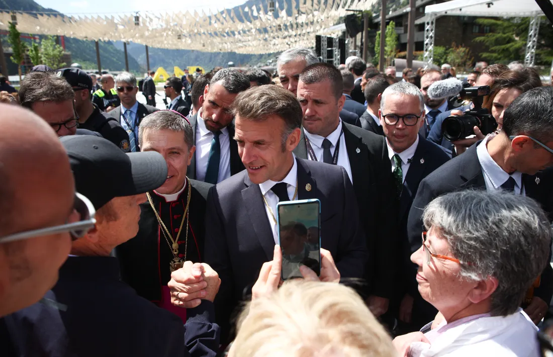 Macron, amb Serrano al costat, ha saludat els presents a la plaça del Poble després del seu discurs.