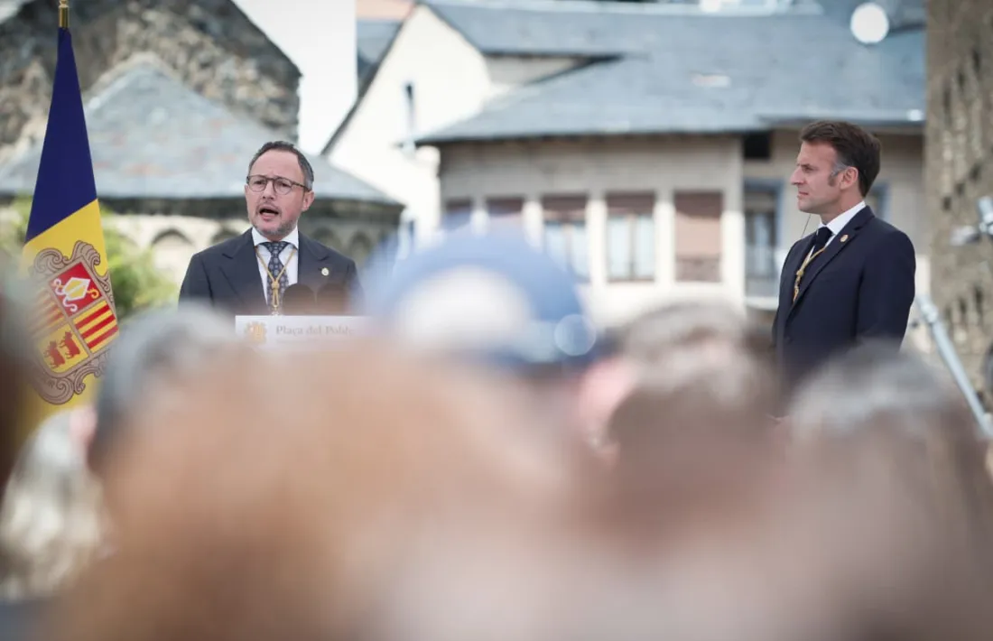 Tres quarts d'hora tard, finalment, el copríncep va arribar.