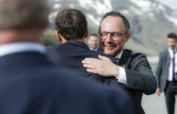 p. 09 espot acomiada macron_sfga cesteve