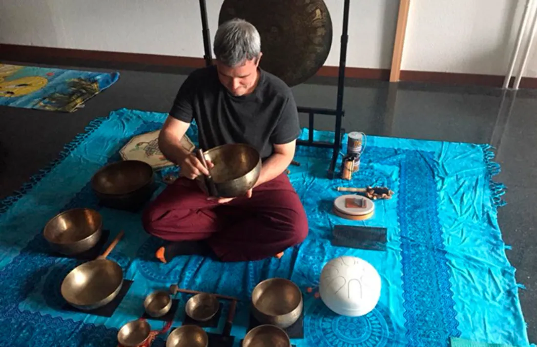 L'AAMA organitza diverses activitats com el taller de bols tibetans que serveix per relaxar.