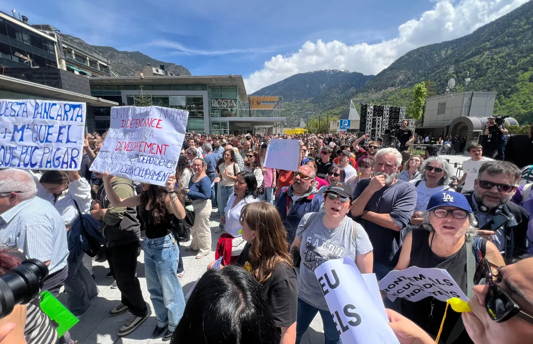 La protesta a la Plaça del Poble durant la visita del copríncep francès.