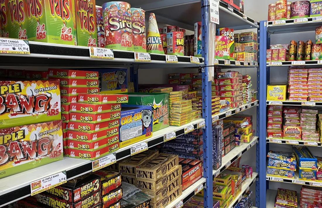 Una prestatgeria d'un establiment de venda de petards.