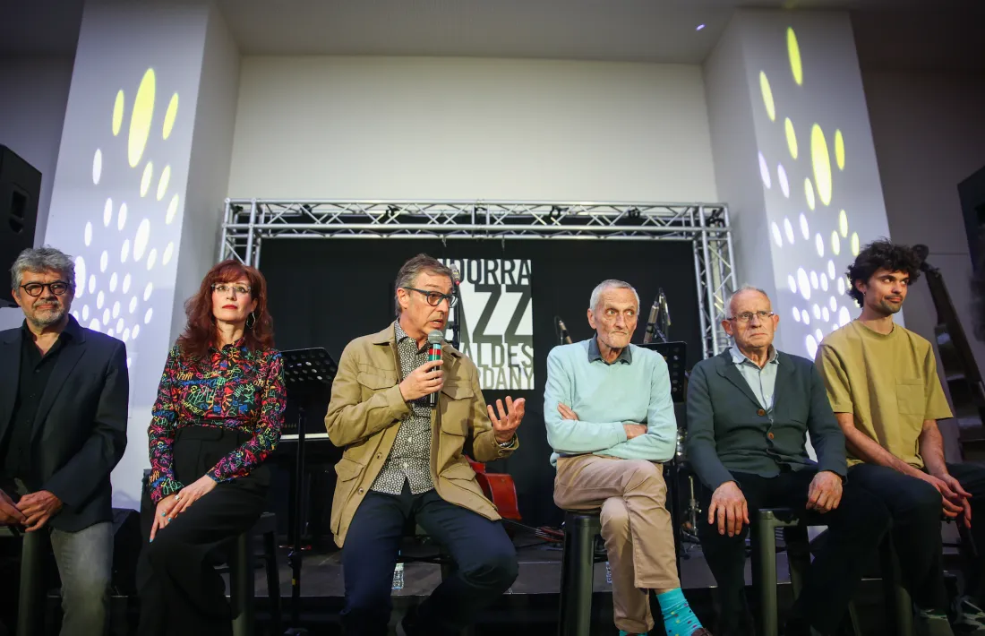 La primera junta d'Amics del Jazz d'Andorra: Fernando Blanco (tresorer), Ester Peralba (secretària), Marc Pantebre (president), Josep Maria Ubach (vicepresident), Josep Sarlé (vocal) i Enric Bartumeu  (vocal).