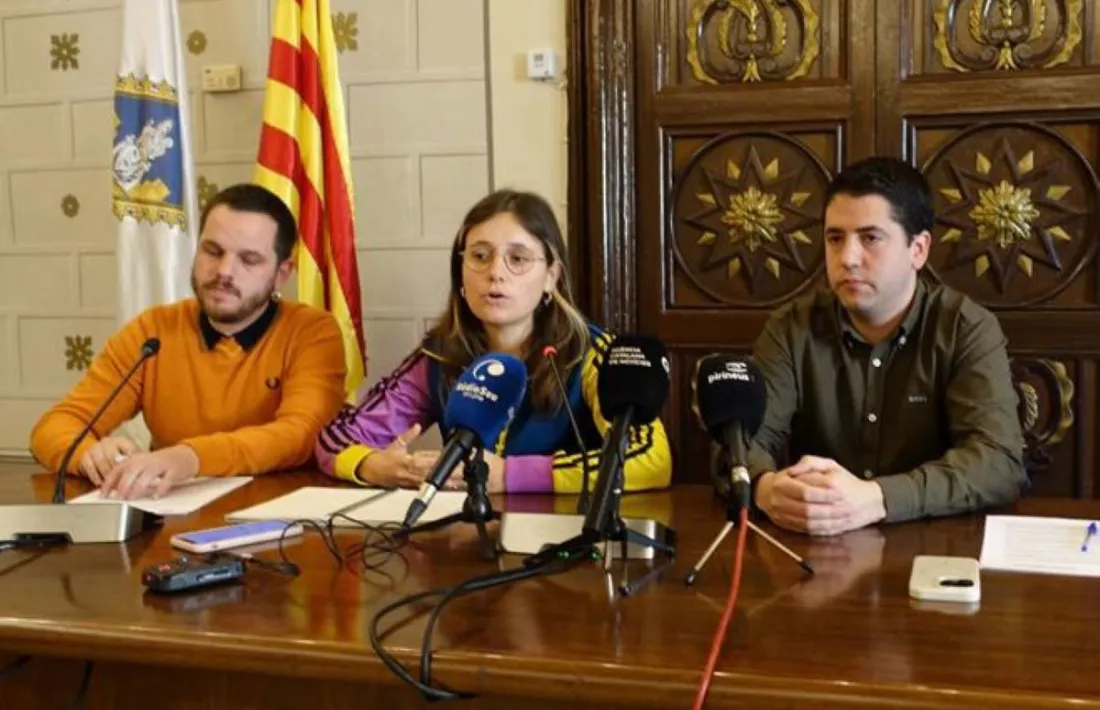 Els dos regidors de la CUP, MIquel Albero i Núria Valls, i l'alcalde de la Seu, Joan Barrera