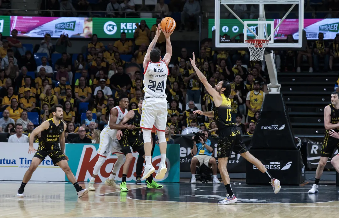 Kuric va anotar un triple miraculós a la pista de La Laguna Tenerife i es torna a somiar en la salvació.
