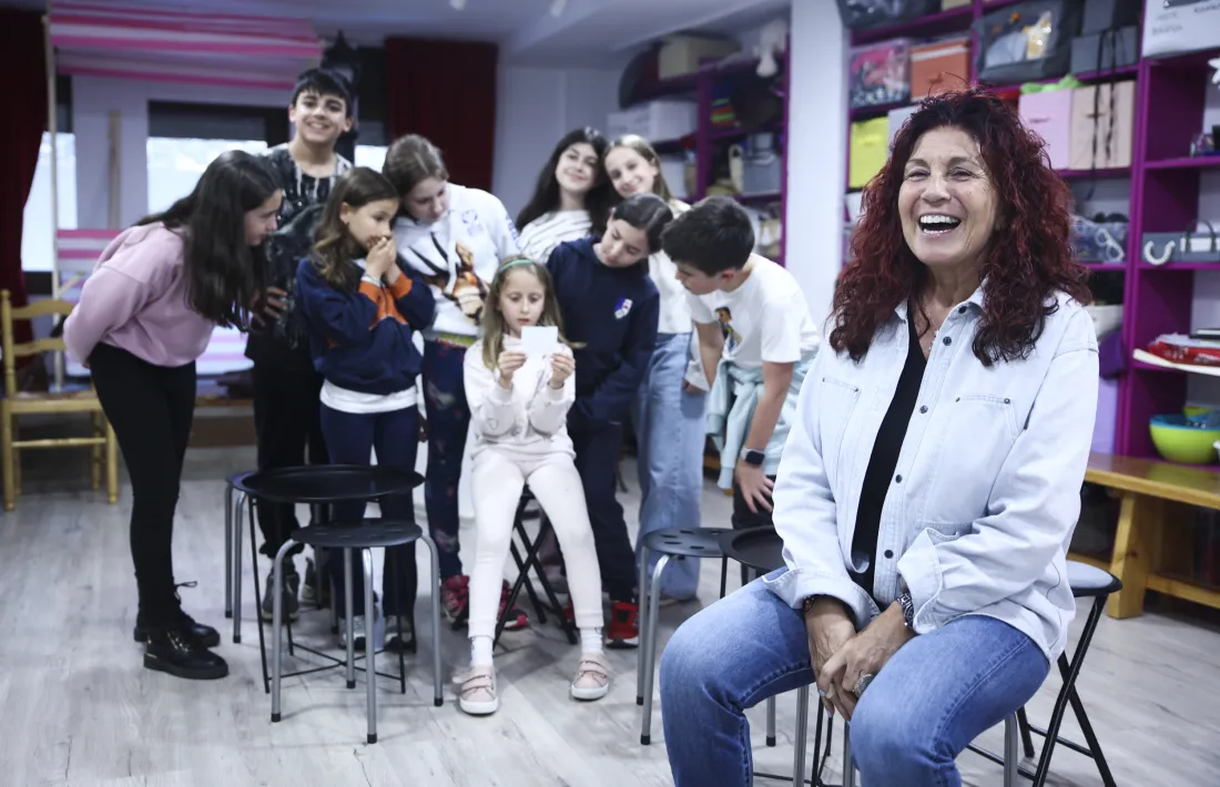 Canals, amb els alumnes que ahir feien classe a Entreacte.