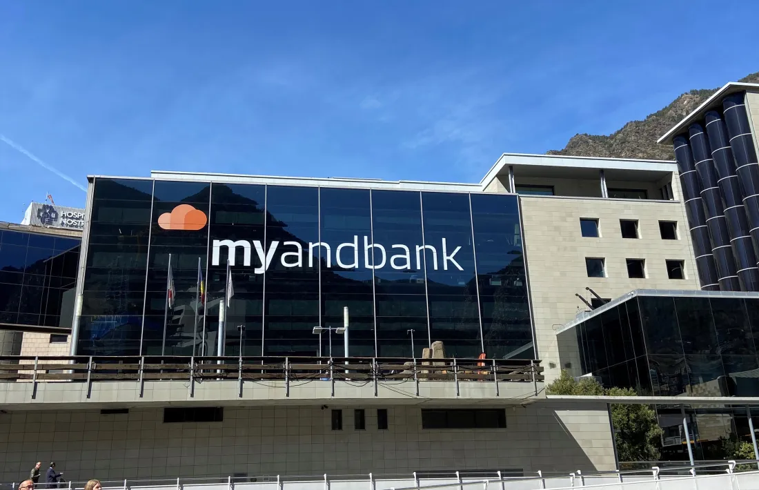 La seu d'Andbank amb la publicitat de Myandbank.