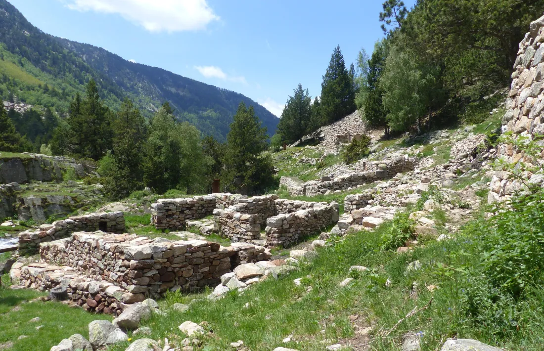 La farga i la casa del segle XIX ja restaurades.