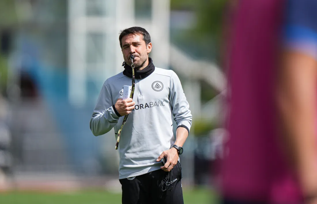 Aitor Yeto, preparador físic de l'FC Andorra, agafa el relleu de manera eventual de Carles Manso.