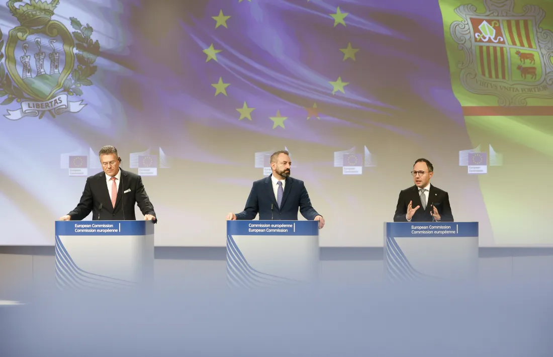 Šefčovič, Beccari i Espot en anunciar la fi de les negociacions.