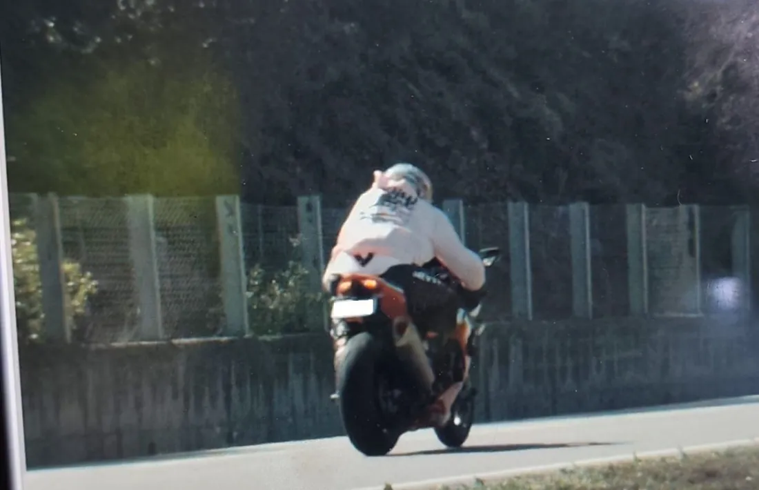 El motorista infractor. 