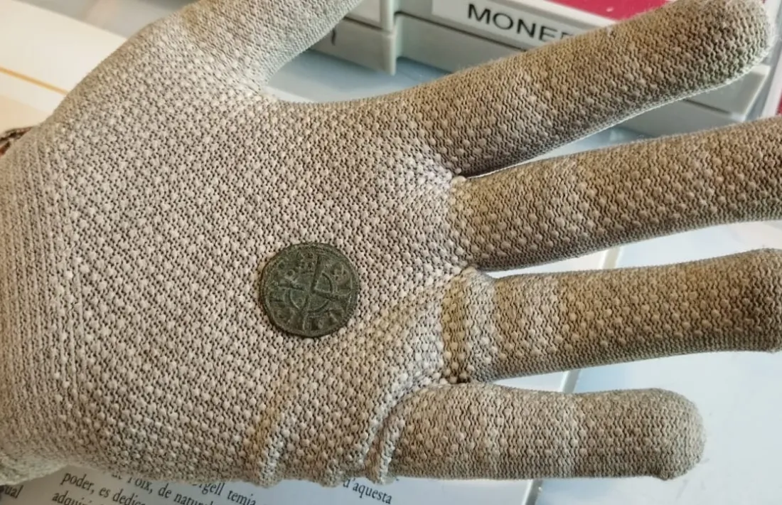 El diner de billó s'ha restaurat al taller de Patrimoni i se n'ha extret un fragment de metall per analitzar-ne la composició.