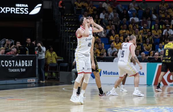 p. 29 kyle kuric RS913247_J29 LLT-MBA Firmar acb Photo - Emilio Cobos