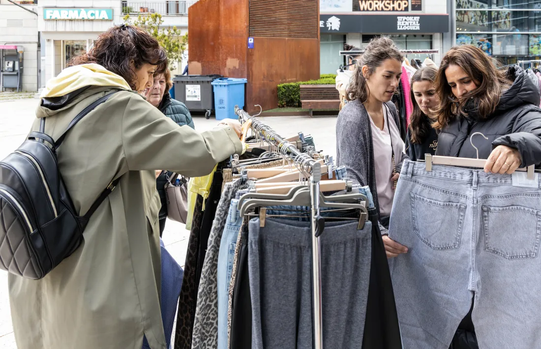 Visitants observen algunes de les peces ofertes al Vide Dressing.