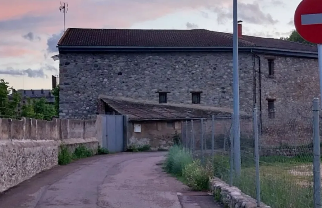   Un senyal impedeix la sortida de les caravanes per Doctor Peiró.         