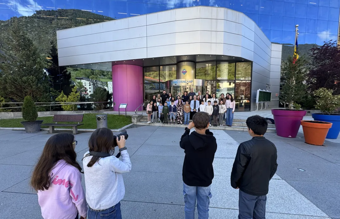 Els participants al Consell d'Infants fotografiats pels seus companys.