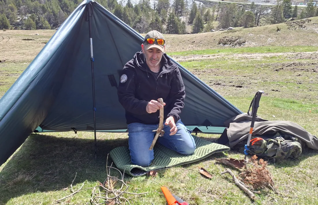 El guia de muntanya i instructor de l'activitat, Juanjo Sánchez, ensenyant com fer un foc en alta muntanya.
