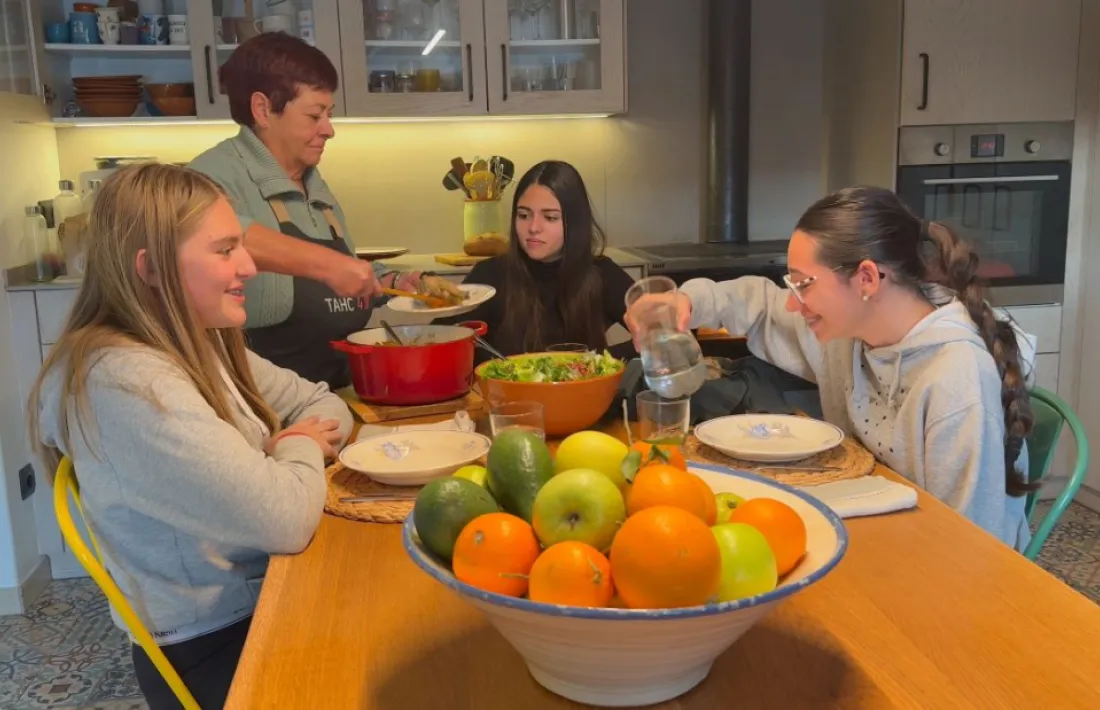 Pepita Duran, servint a les comensals racions del seu pollastre. 