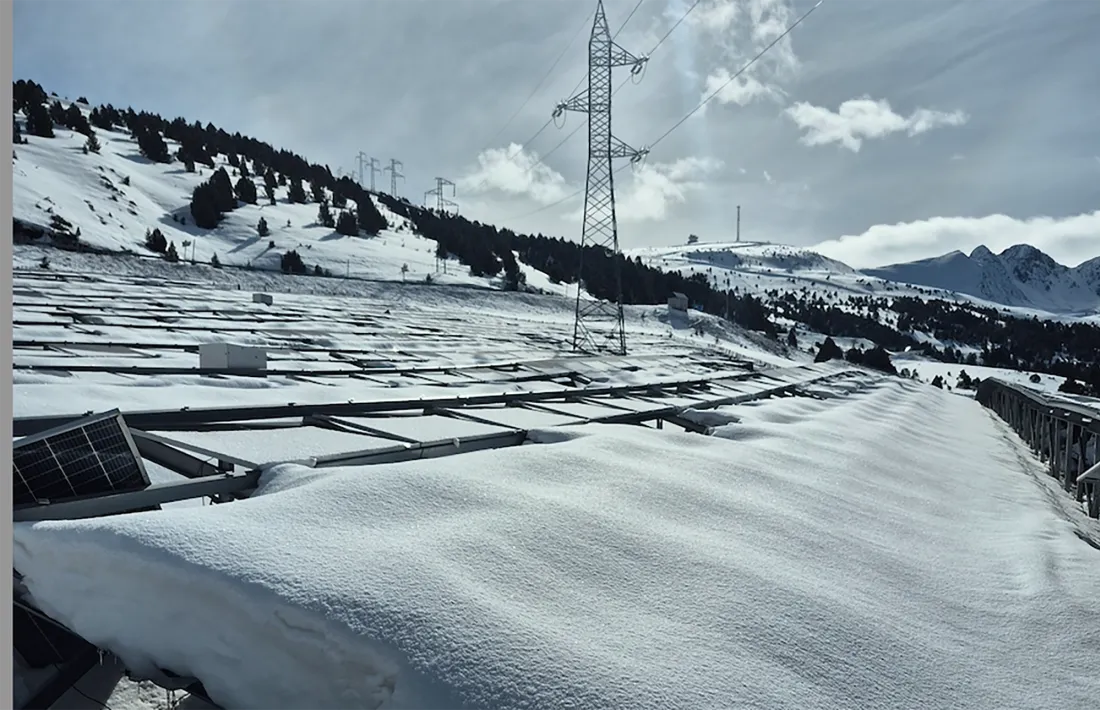 El parc solar de Grau Roig ple de neu.