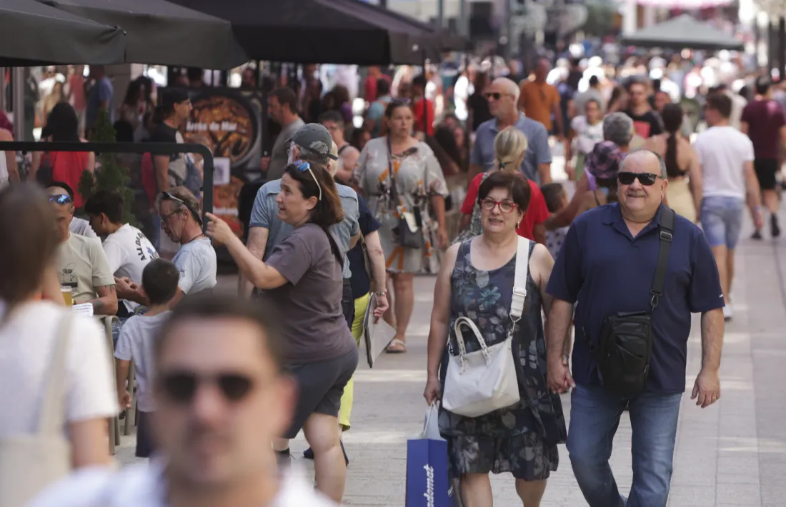 Turistes a l'eix ccomercial.
