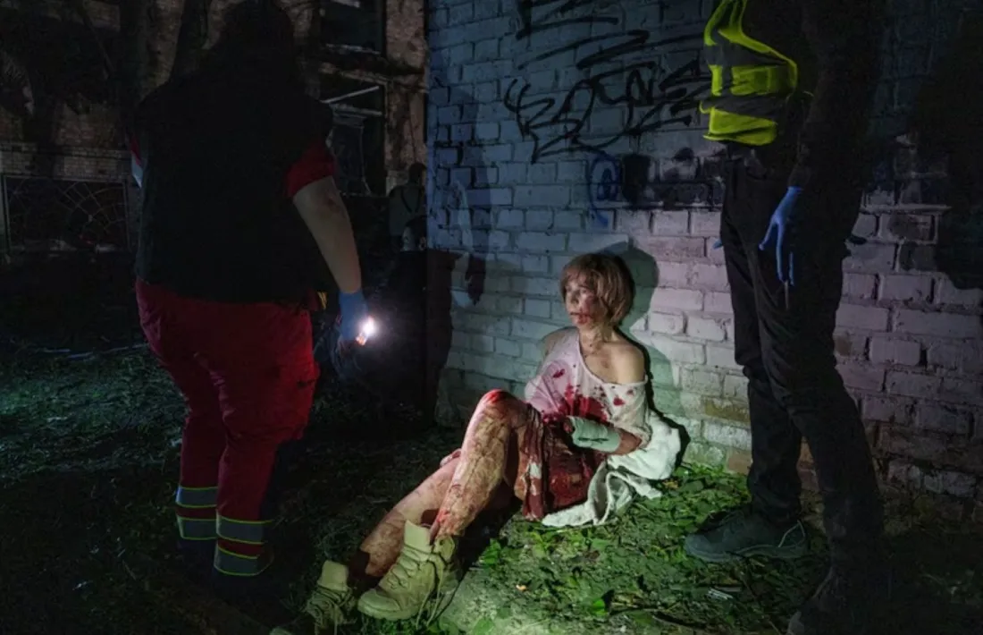 Kíev, abril del 2025: Valeria Syniuk, davant les restes de casa seva. 