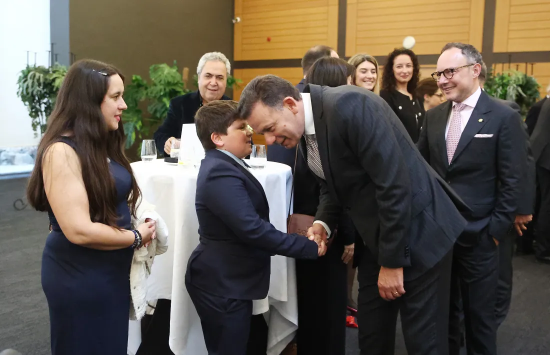 Luís Montenegro saluda un nen observat per Xavier Espot.