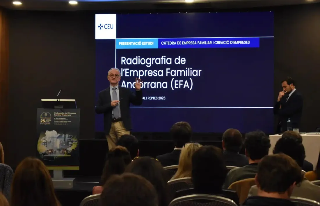 El catedràtic Juan Corona Ramón presentant l'estudi sobre l'Empresa Familiar Andorrana (EFA) el passat dia 19.