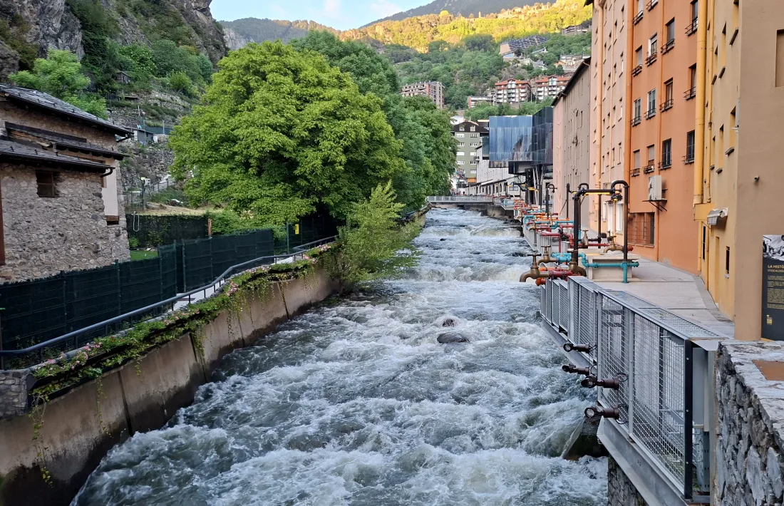 El Valira d'Orient al seu pas per la parròquia d'Escaldes-Engordany.