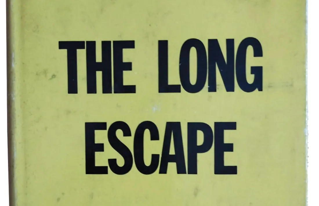 Portada de 'The Long Escape', en la reedició del 1974; originalment es va publciar com a 'Nor  Irons Bars a Cage' )1946).