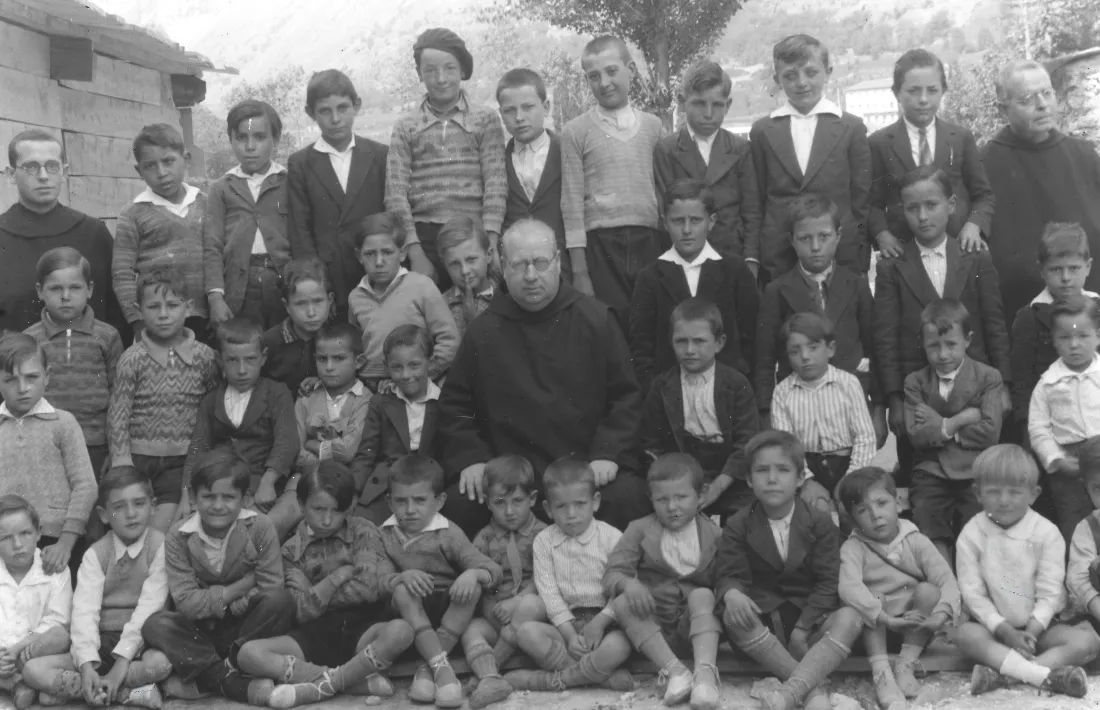 Una de les promocions del col·legi Nostra Senyora de Meritxell, a l'actual CAEE, entre el 1933 i el 1943.