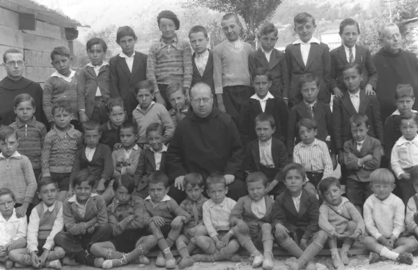 p. 3 2 monbtserrat 1934 - Monjos amb escolars