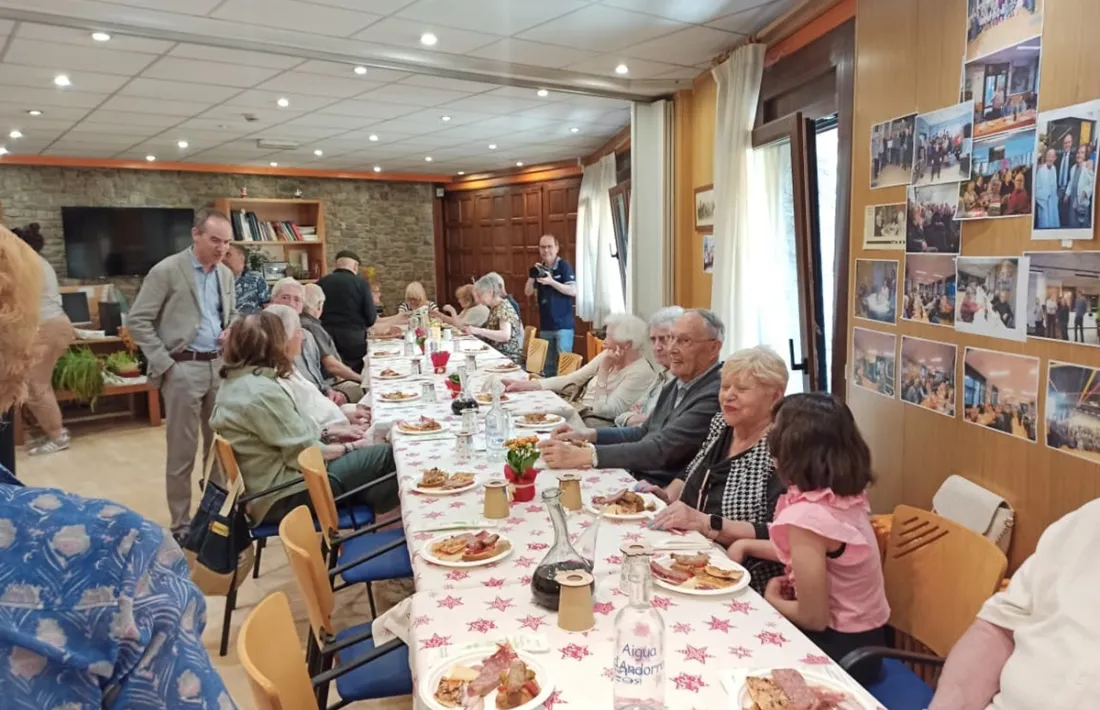 Alcobé conversa amb els padrins a l'inici de la celebració.