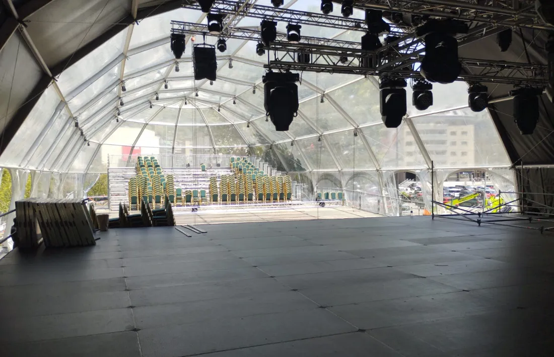 La vela del Parc Central, amb capacitat per a 440 espectadors, s'acabarà de muntar demà.