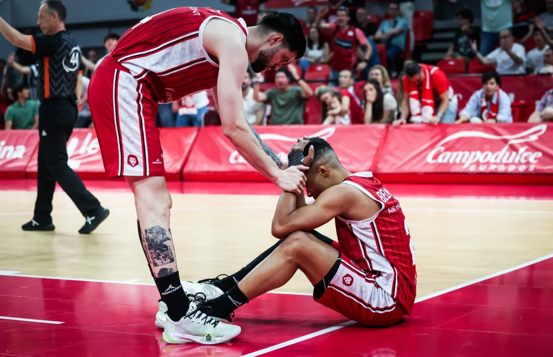 Santi Yusta consola Bell-Haynes en el partit entre Casademont Saragossa i València Basket.