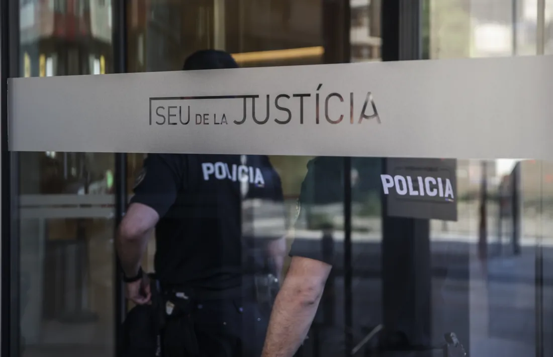 Una patrulla de Policia a la Seu de la Justícia.